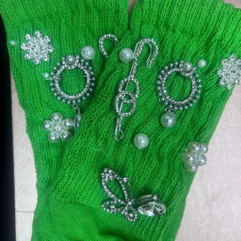 Slouch-socke Mit Anhängern. Jedes Paar Ist Frei Gestaltbar. Machen Sie Ihre Eigenen Diy-junk-socken & Broschen-anstecknadeln, Die Im Trend Liegen - FotoSocken