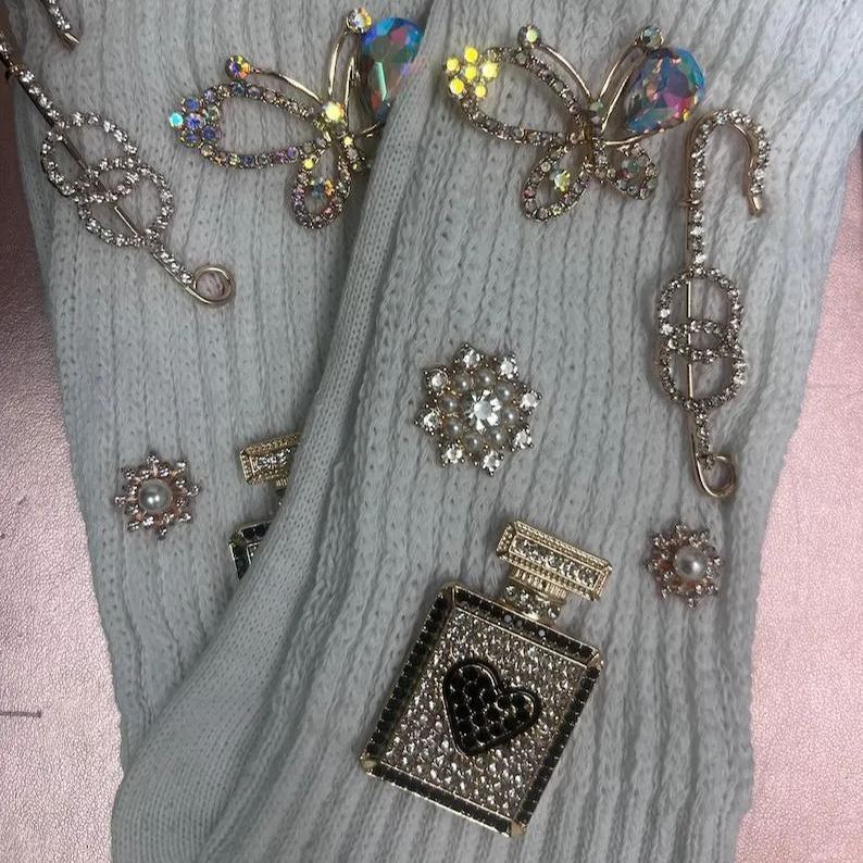 Slouch-socke Mit Anhängern. Jedes Paar Ist Frei Gestaltbar. Machen Sie Ihre Eigenen Diy-junk-socken & Broschen-anstecknadeln, Die Im Trend Liegen - FotoSocken