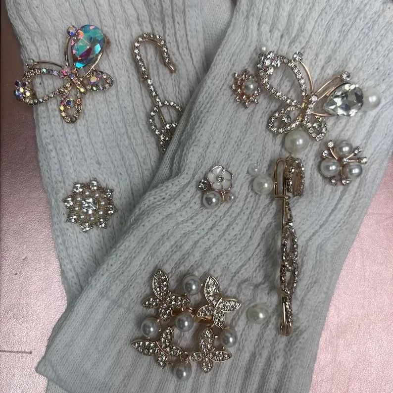 Slouch-socke Mit Anhängern. Jedes Paar Ist Frei Gestaltbar. Machen Sie Ihre Eigenen Diy-junk-socken & Broschen-anstecknadeln, Die Im Trend Liegen - FotoSocken