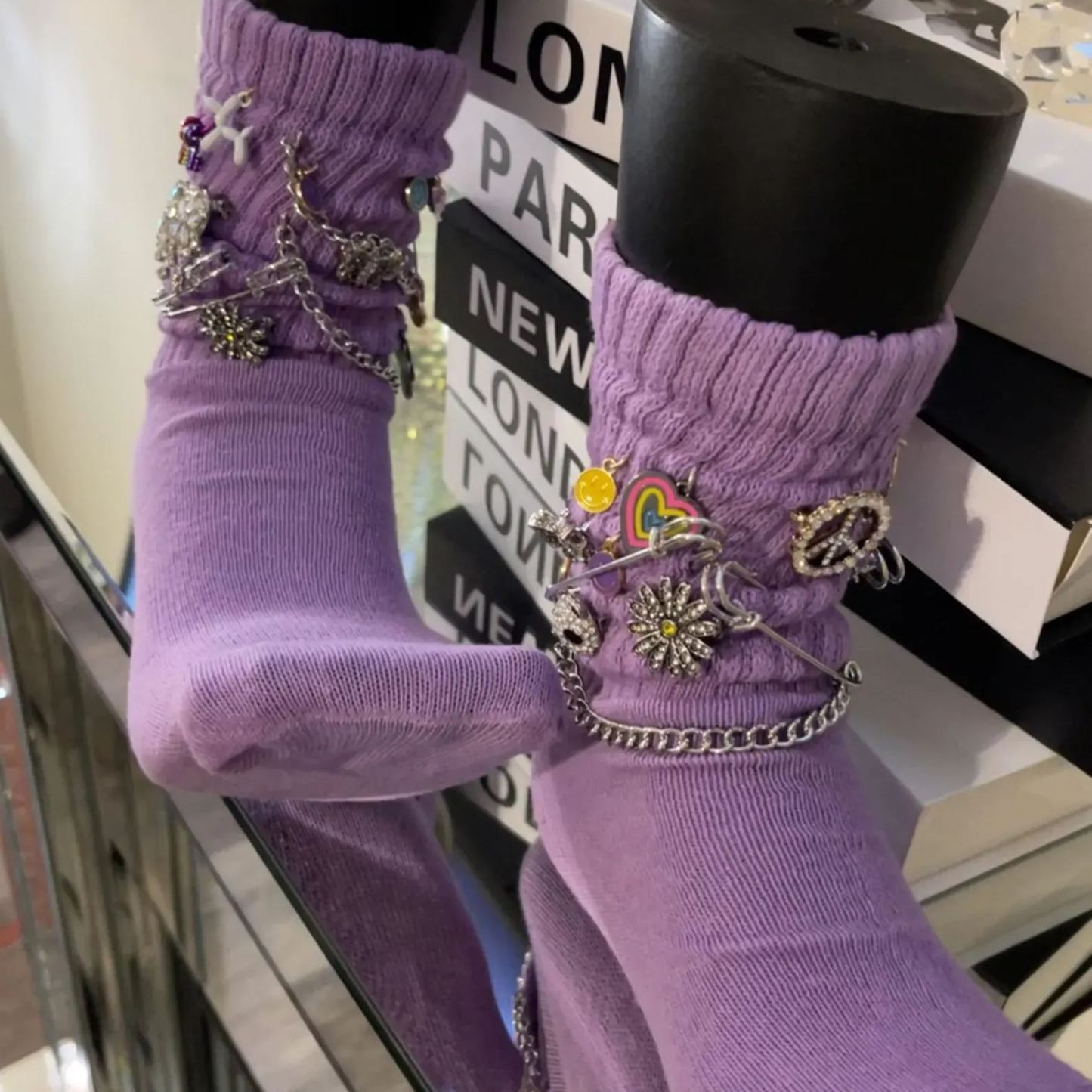 Slouch-socke Mit Anhängern. Jedes Paar Ist Frei Gestaltbar. Machen Sie Ihre Eigenen Diy-junk-socken & Broschen-anstecknadeln, Die Im Trend Liegen - FotoSocken
