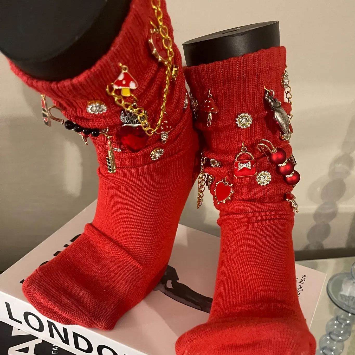 Slouch-socke Mit Anhängern. Jedes Paar Ist Frei Gestaltbar. Machen Sie Ihre Eigenen Diy-junk-socken & Broschen-anstecknadeln, Die Im Trend Liegen - FotoSocken