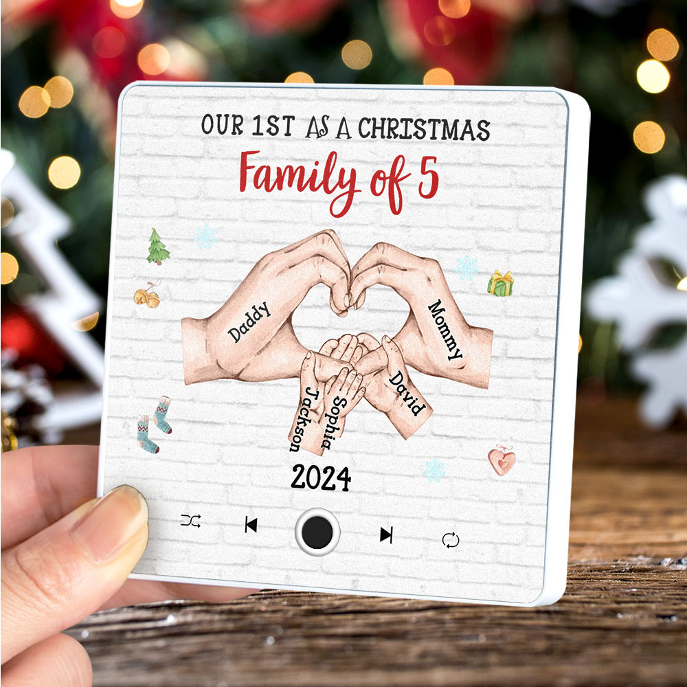 Aangepaste Stripfiguur En Naam Koelkastmagneet Aangepaste Album Muziek Koelkastmagneet Onze Eerste Als Kerstfamilie Van - SokkenFoto