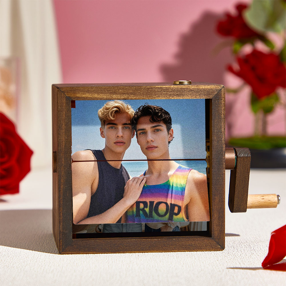 Op Maat Gemaakte Flipbook met handzwengel Mechanisch Met De Hand Aangedreven Fotoalbum Met Lichtzwarte Walnoot Baby-fotokubusframe Creatief Cadeau LGBT