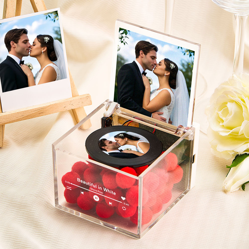 Gepersonaliseerde Mini-muziekplatenspeler Voor Bruiloften, Aangepaste Namen En Kalender In Een Acryldoos, Perfect Voor Pasgetrouwde Stellen - SokkenFoto