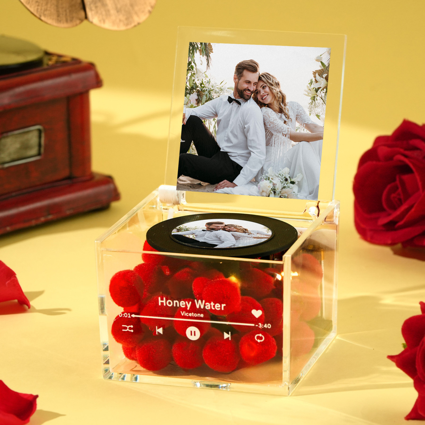 Gepersonaliseerde Mini Vinyl Platenspeler Gepersonaliseerde Rode Hartbloem Stijl Foto Gegraveerd Jubileum Cadeau Voor Koppels - SokkenFoto