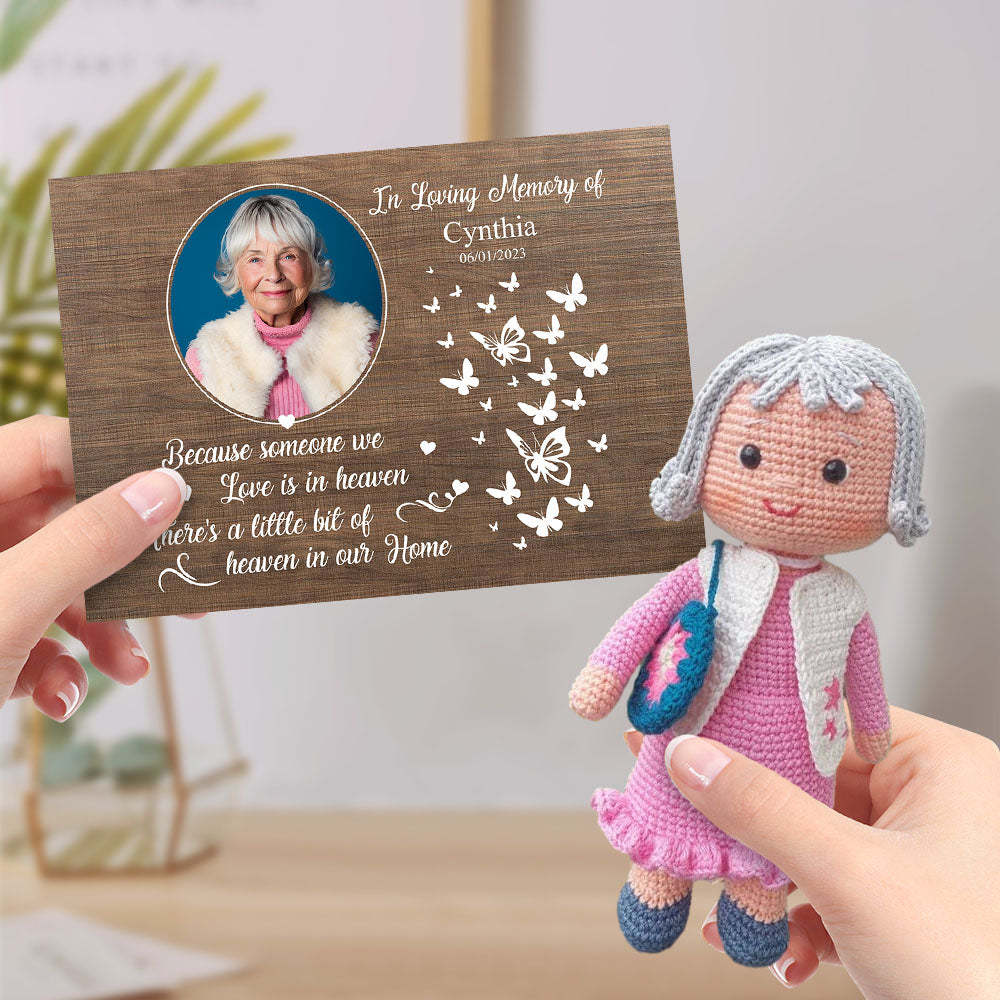 In Liefdevolle Herinnering Gepersonaliseerde Gehaakte Poppencadeaus Handgemaakte Minipoppen Lijken Op Uw Foto Met Een Aangepaste Herdenkingskaart - SokkenFoto