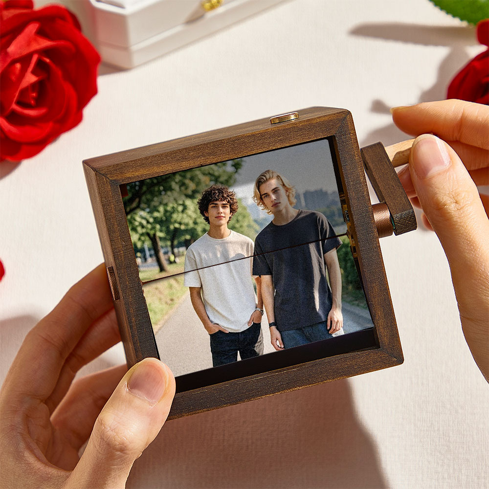 Op Maat Gemaakte Flipboekframe-animatiemachine Mechanisch Met De Hand Aangedreven Fotoalbum Met Lichtzwarte Walnoot Baby-fotokubusframe Creatief Cadeau LGBT