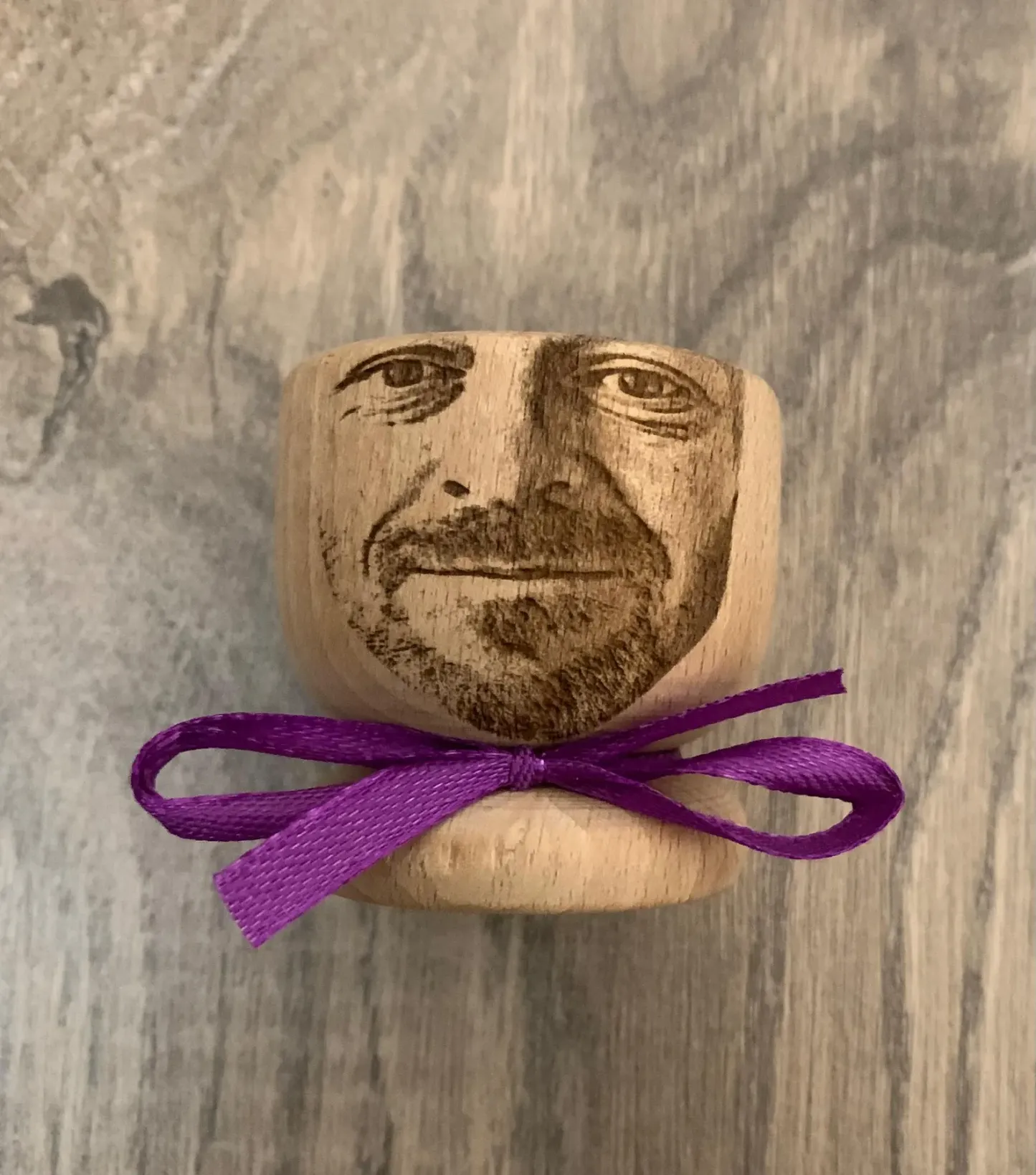 Eierdopje Met Gepersonaliseerde Foto En Gezicht, Kaal Houten Cadeau Voor Pasen En Een Leuk Ontbijt. - SokkenFoto