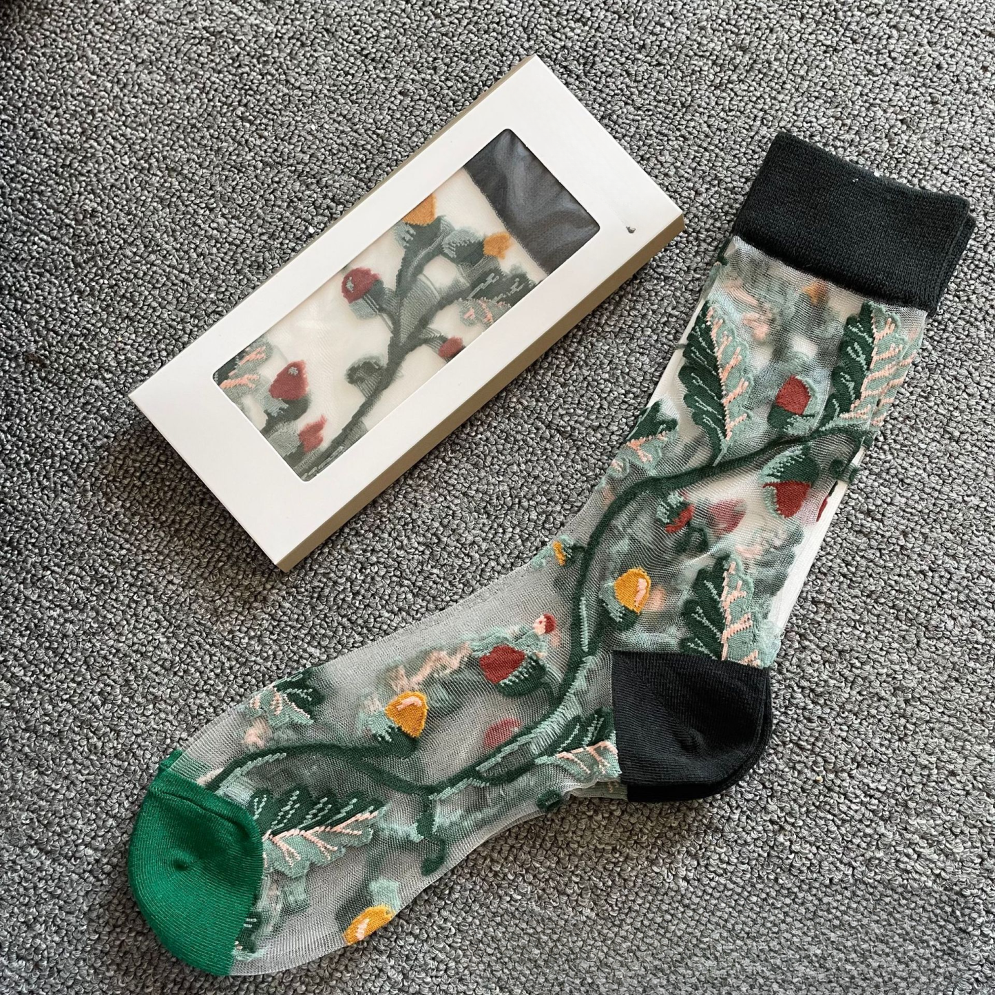 Dames Mini-kousjes Met Kristallen En Een Grappige Transparante Tekening Voor De Lente En Zomer. - SokkenFoto