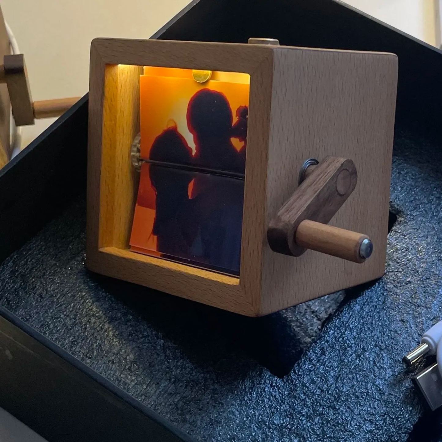 Op Maat Gemaakte Flipboekframe-animatiemachine Mechanisch Met De Hand Aangedreven Fotoalbum Met Lichtzwarte Walnoot Baby-fotokubusframe Creatief Cadeau - SokkenFoto