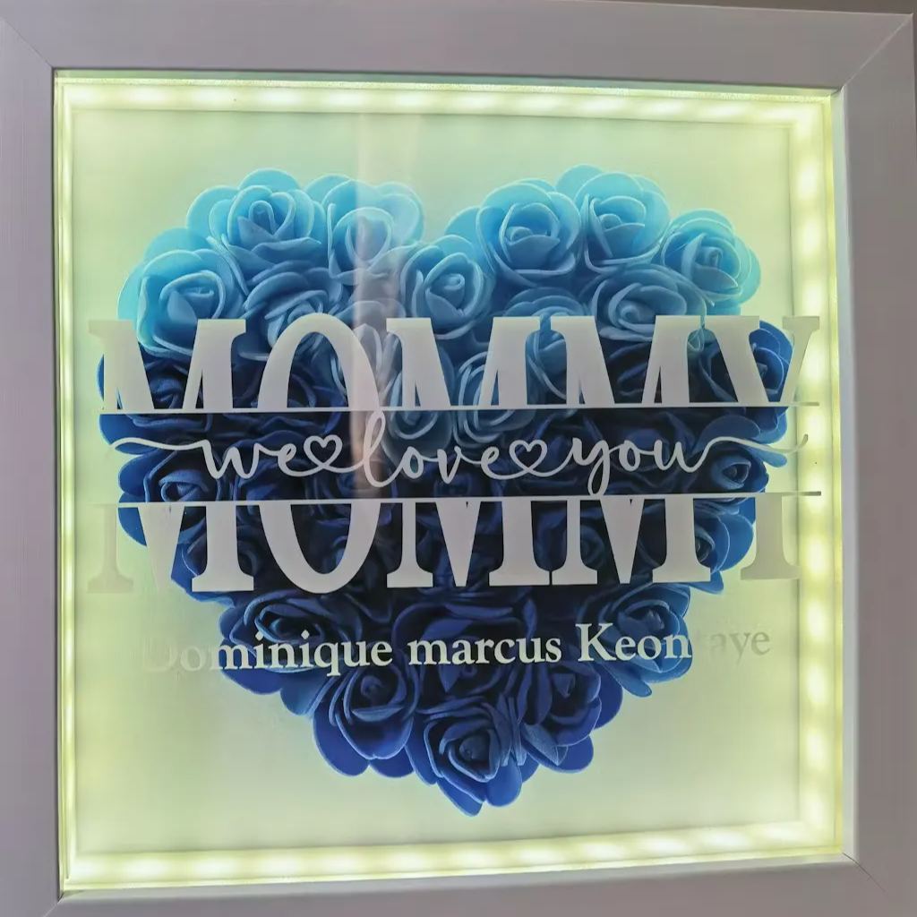 We Love You Mom - Gepersonaliseerde Bloemenschaduwdoos Met Led-lampje - SokkenFoto