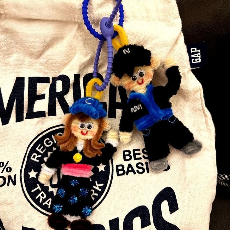 Handgemaakte Sleutelhanger Met Een Gepersonaliseerd Figuurtje, Gebaseerd Op Jouw Foto. - SokkenFoto