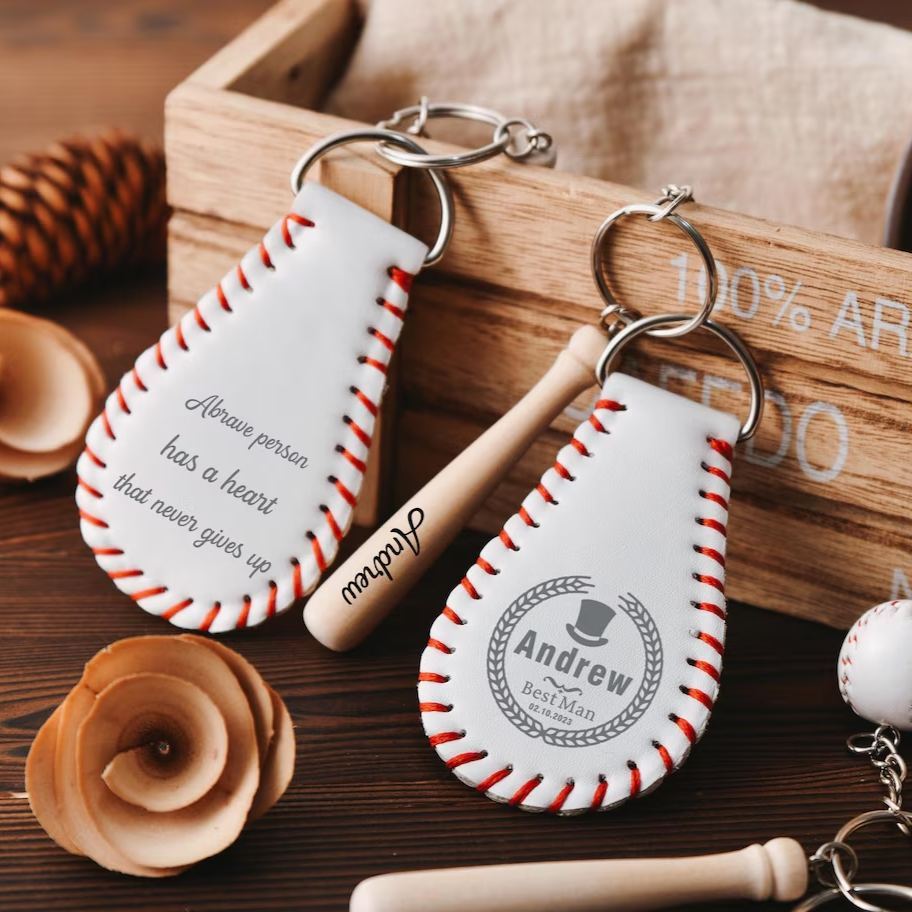 Gepersonaliseerde Leren Honkbal Sleutelhanger, Mini Honkbal Sleutelhanger Voor Bruidsjonkers, Gepersonaliseerde Cadeaus Voor Honkbalfans, Cadeaus Voor Hem/haar - SokkenFoto