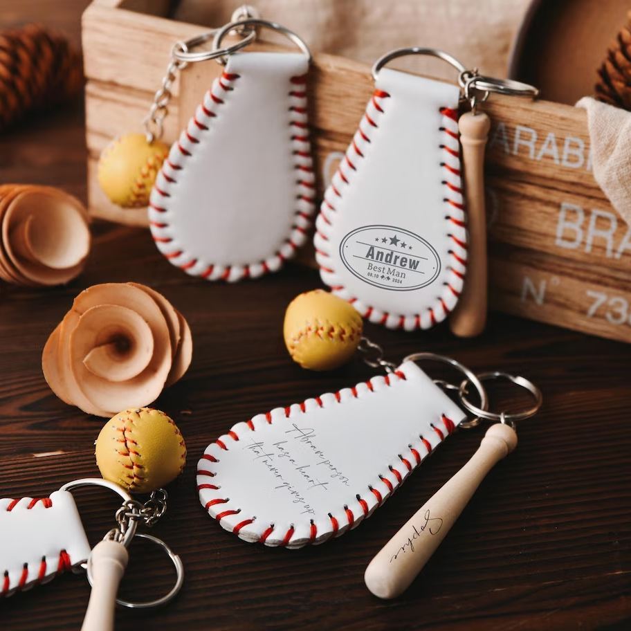 Gepersonaliseerde Leren Honkbal Sleutelhanger, Mini Honkbal Sleutelhanger Voor Bruidsjonkers, Gepersonaliseerde Cadeaus Voor Honkbalfans, Cadeaus Voor Hem/haar - SokkenFoto