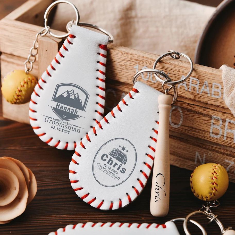 Gepersonaliseerde Leren Honkbal Sleutelhanger, Mini Honkbal Sleutelhanger Voor Bruidsjonkers, Gepersonaliseerde Cadeaus Voor Honkbalfans, Cadeaus Voor Hem/haar - SokkenFoto