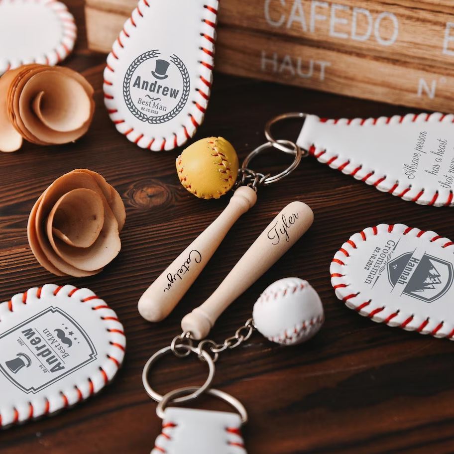 Gepersonaliseerde Leren Honkbal Sleutelhanger, Mini Honkbal Sleutelhanger Voor Bruidsjonkers, Gepersonaliseerde Cadeaus Voor Honkbalfans, Cadeaus Voor Hem/haar - SokkenFoto