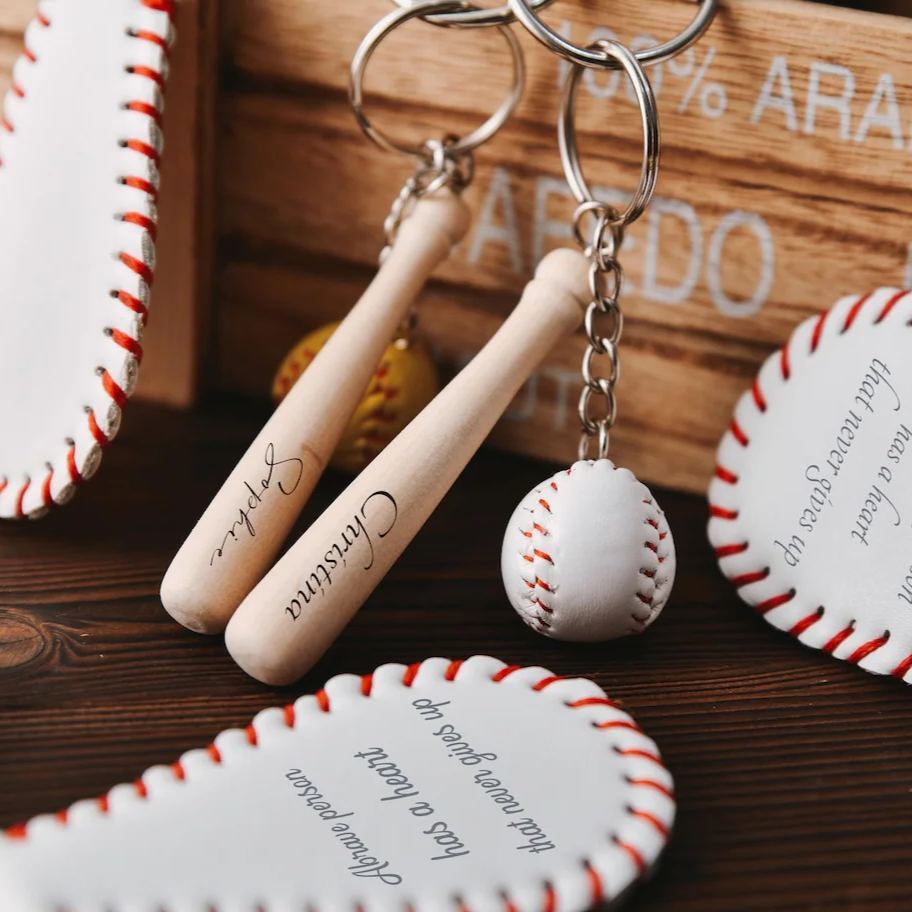 Gepersonaliseerde Leren Honkbal Sleutelhanger, Mini Honkbal Sleutelhanger Voor Bruidsjonkers, Gepersonaliseerde Cadeaus Voor Honkbalfans, Cadeaus Voor Hem/haar - SokkenFoto