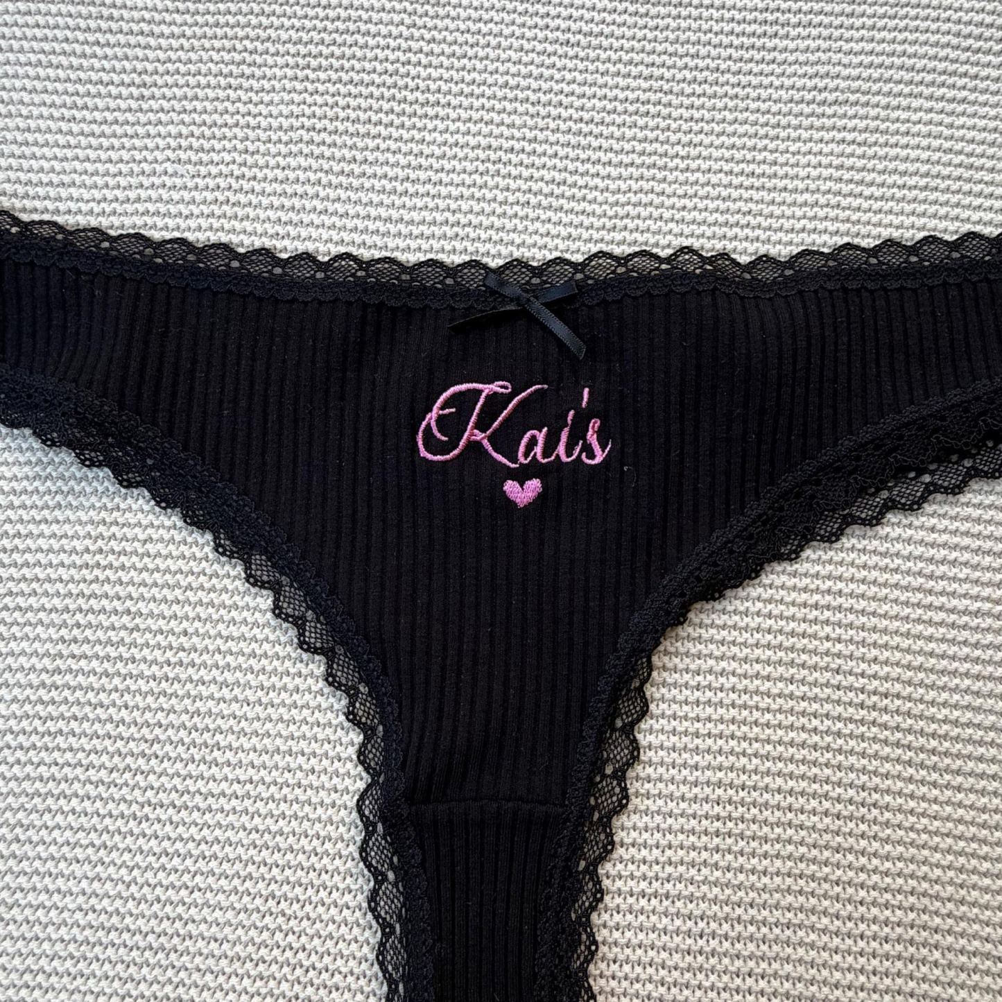 Gepersonaliseerde Katoenen String – Aangepaste Geborduurde Naam, Bruidslingerie, Huwelijkscadeau - SokkenFoto
