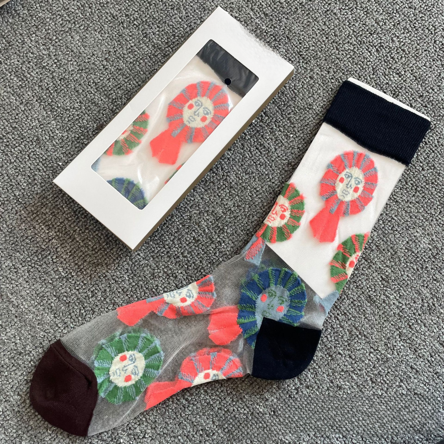 Dames Mini-kousjes Met Kristallen En Een Grappige Transparante Tekening Voor De Lente En Zomer. - SokkenFoto