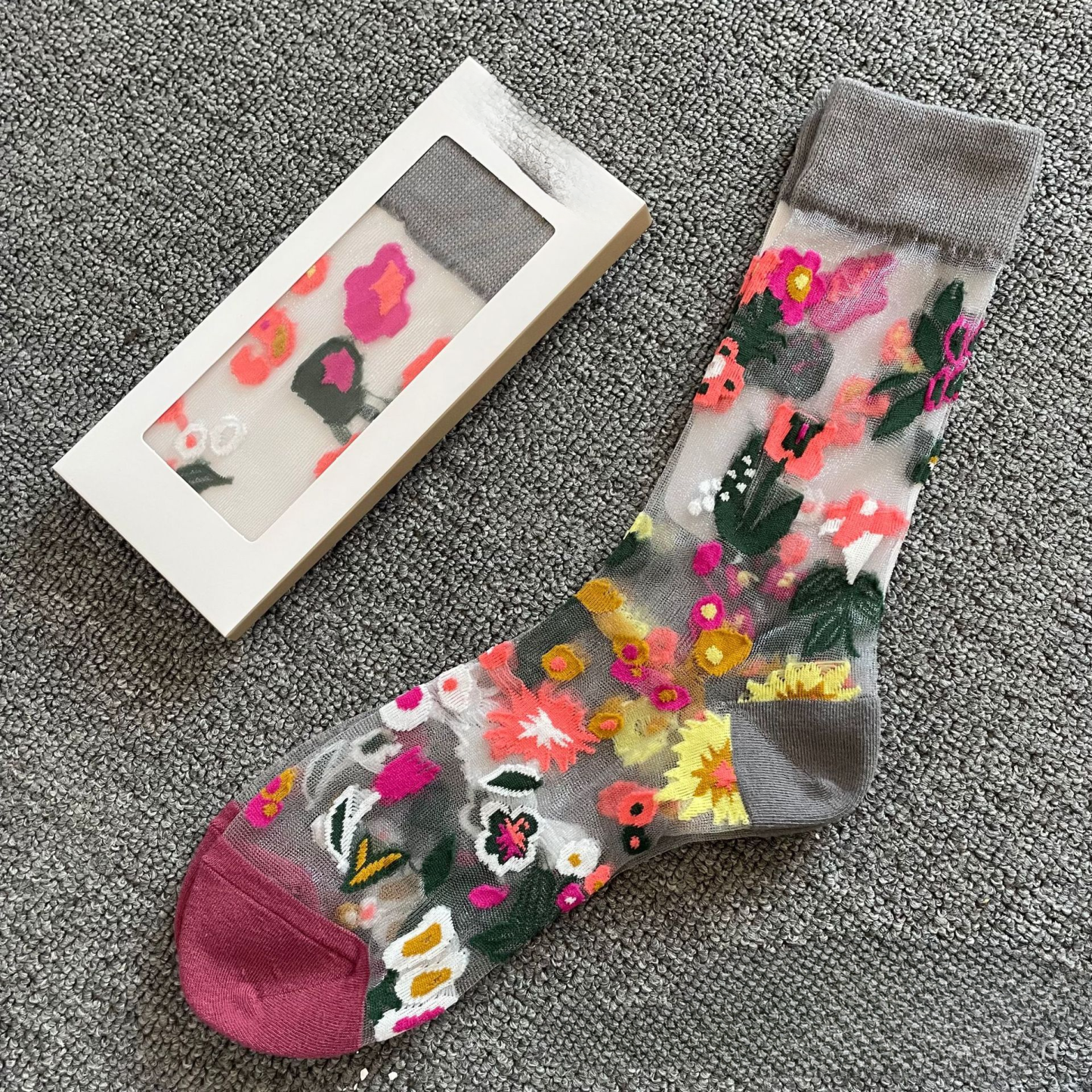 Dames Mini-kousjes Met Kristallen En Een Grappige Transparante Tekening Voor De Lente En Zomer. - SokkenFoto