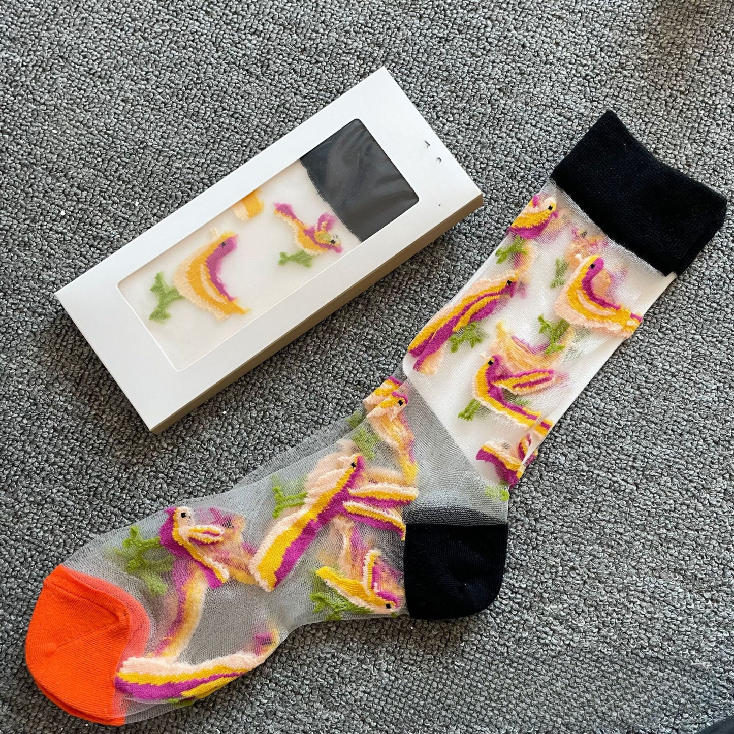 Dames Mini-kousjes Met Kristallen En Een Grappige Transparante Tekening Voor De Lente En Zomer. - SokkenFoto