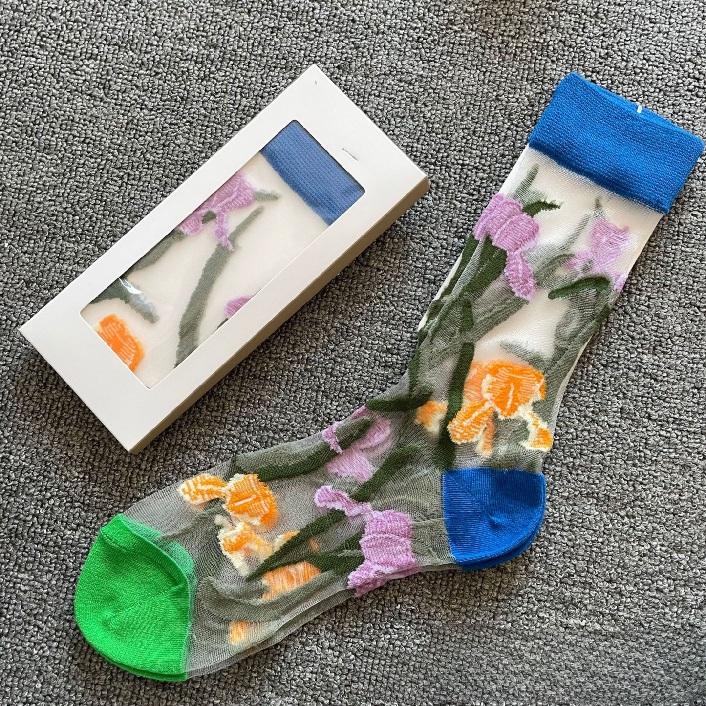 Dames Mini-kousjes Met Kristallen En Een Grappige Transparante Tekening Voor De Lente En Zomer. - SokkenFoto