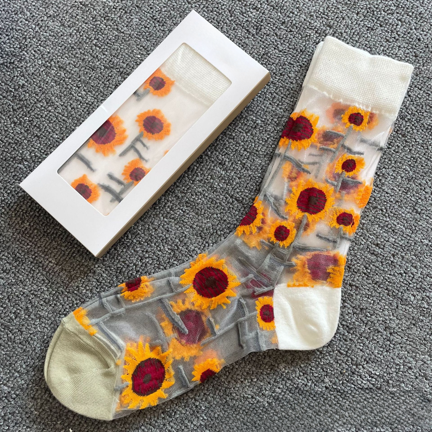 Dames Mini-kousjes Met Kristallen En Een Grappige Transparante Tekening Voor De Lente En Zomer. - SokkenFoto