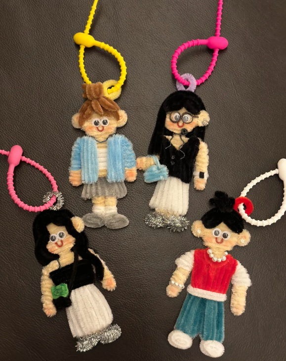 Custom Pipe Cleaner Figurine Keychain – Personalized Gift for Birthday Anniversary Graduation Idol Merch Couple