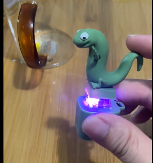 Lizard Keychain, Rechargeable Stress-Relieving Clicky Keyboard, Adult Animals Fidgets Single Key, Frog Croaking Stress Reliever with Colorful Lights (1 Pcs)