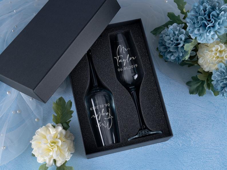 Champagne Flutes Personalized, Wedding Gifts, Mr and Mrs Champagne Glasses, Set of 2, Engraved Wedding Toasting Glasses for Bride and Groom