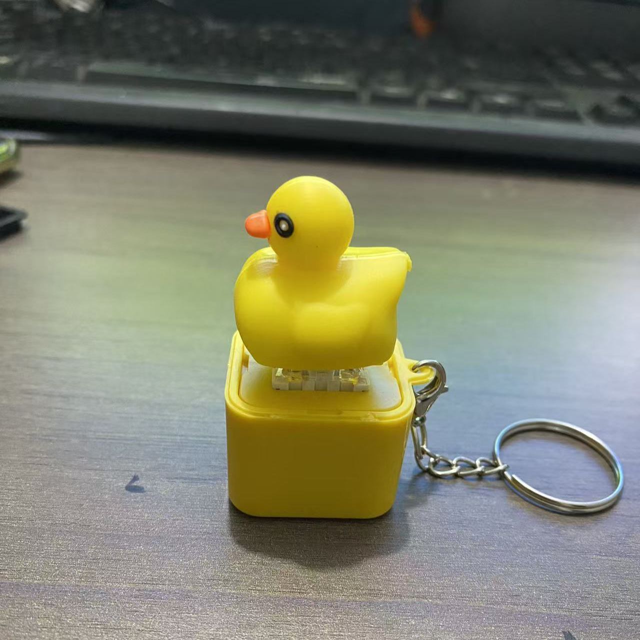 Lizard Keychain, Rechargeable Stress-Relieving Clicky Keyboard, Adult Animals Fidgets Single Key, Frog Croaking Stress Reliever with Colorful Lights (1 Pcs)