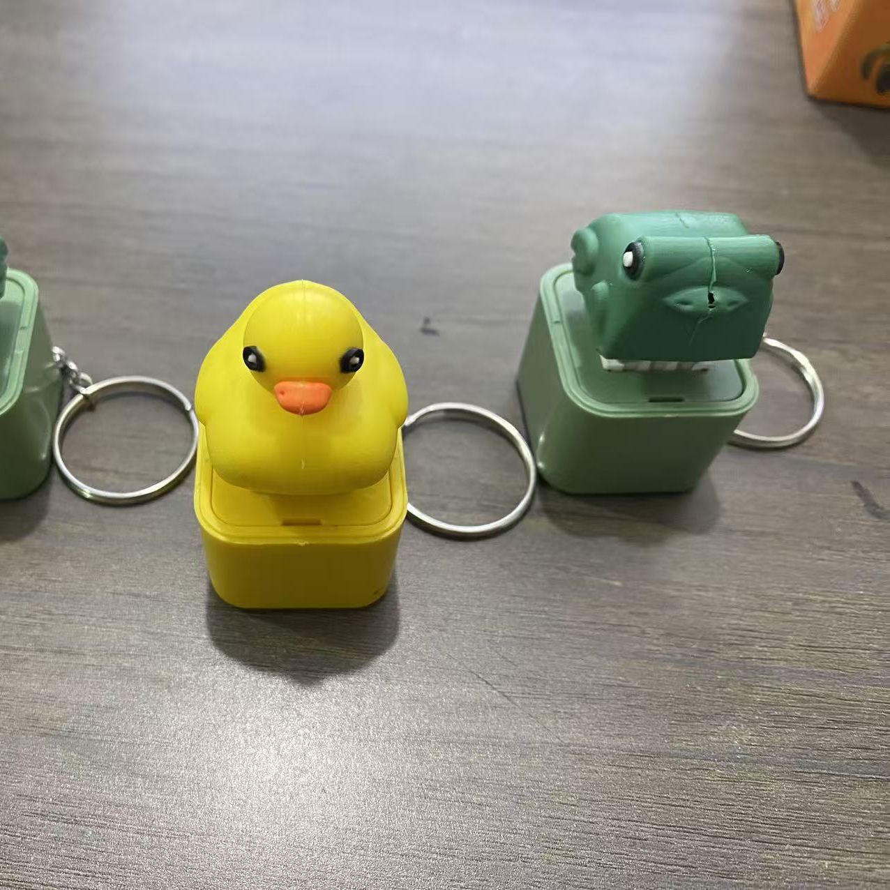 Lizard Keychain, Rechargeable Stress-Relieving Clicky Keyboard, Adult Animals Fidgets Single Key, Frog Croaking Stress Reliever with Colorful Lights (1 Pcs)