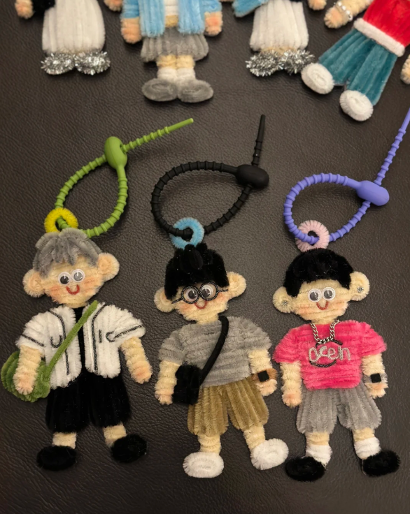 Custom Pipe Cleaner Figurine Keychain – Personalized Gift for Birthday Anniversary Graduation Idol Merch Couple