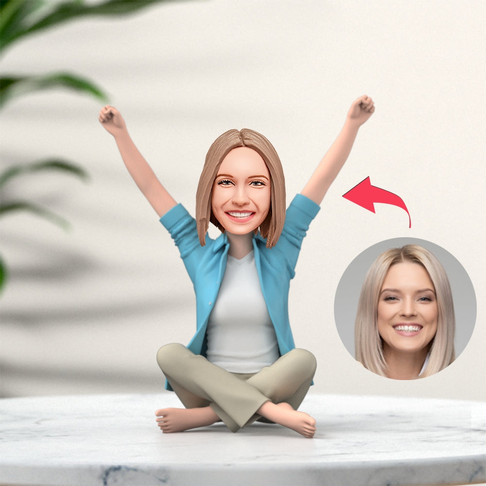 Bobblehead Personnalisé Fille Ravie Assis Les Jambes Croisées Avec Les Mains Levées