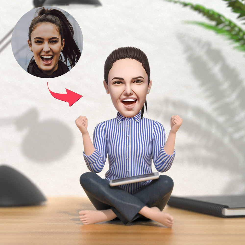 Bobblehead Girl Personnalisé En Chemise Rayée Célébrant Tout En Étant Assis Les Jambes Croisées Cadeau Pour Elle