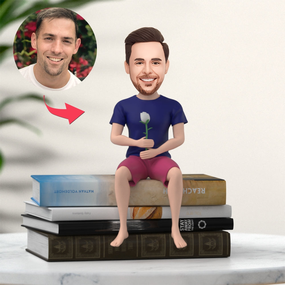 Petit Ami Personnalisé Bobblehead Casual Homme Tenant Une Rose Blanche Dans Sa Main
