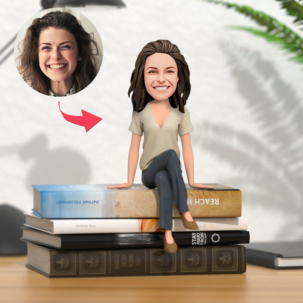 Bobblehead Fille Élégante Personnalisée Dans Un T-shirt À Col En V Profond