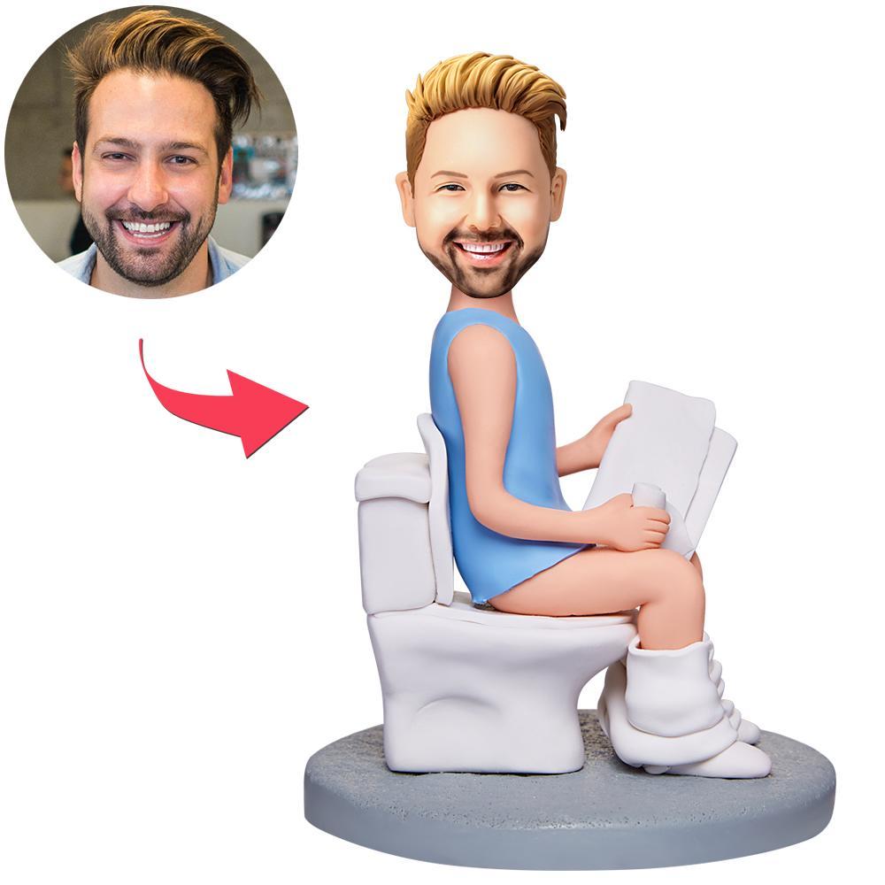 Homme assis sur les toilettes et lisant un livre Figurines personnalisées avec texte gravé