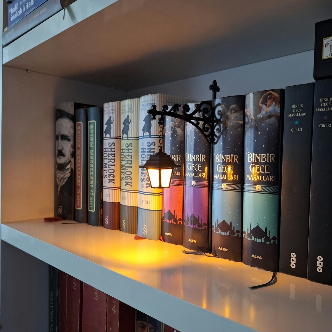 👻📚 Ghost Bookshelf Lantern – Spooky Glow for Cozy Spaces🕯️✨
