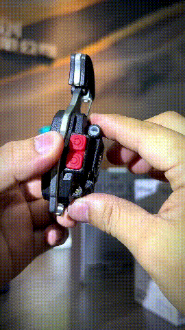 Μπρελόκ πολλαπλών χρήσεων 6 σε 1 για εξωτερικούς χώρους με ισχυρό φως και λειτουργία ανάφλεξης φωτιάς.