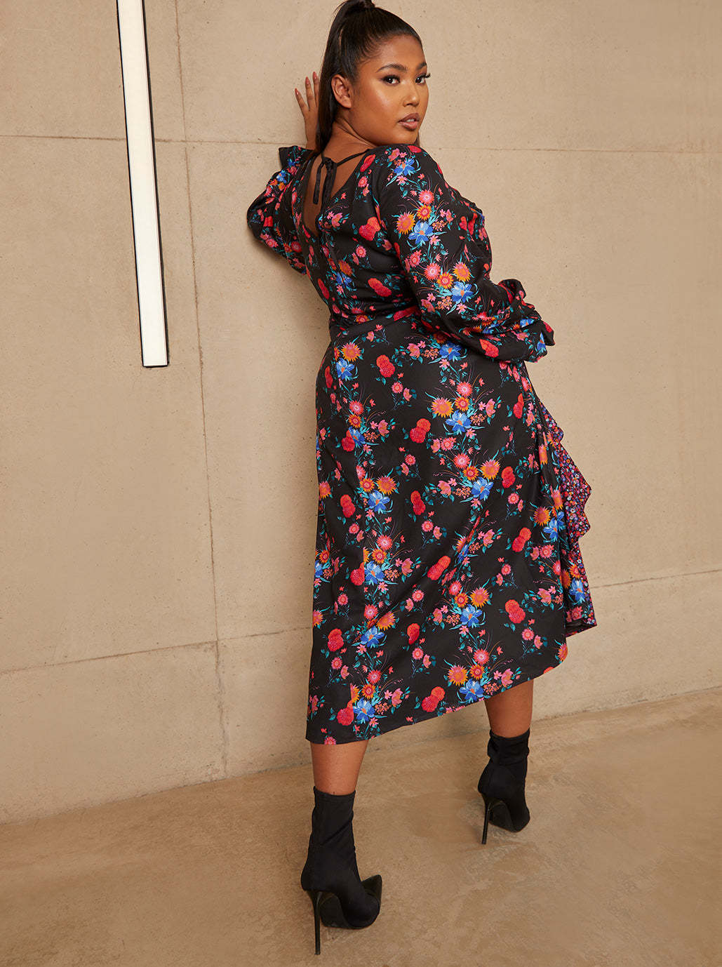 Plus Size Long Sleeve Plunge Floral Printed Midi Dress in Black
