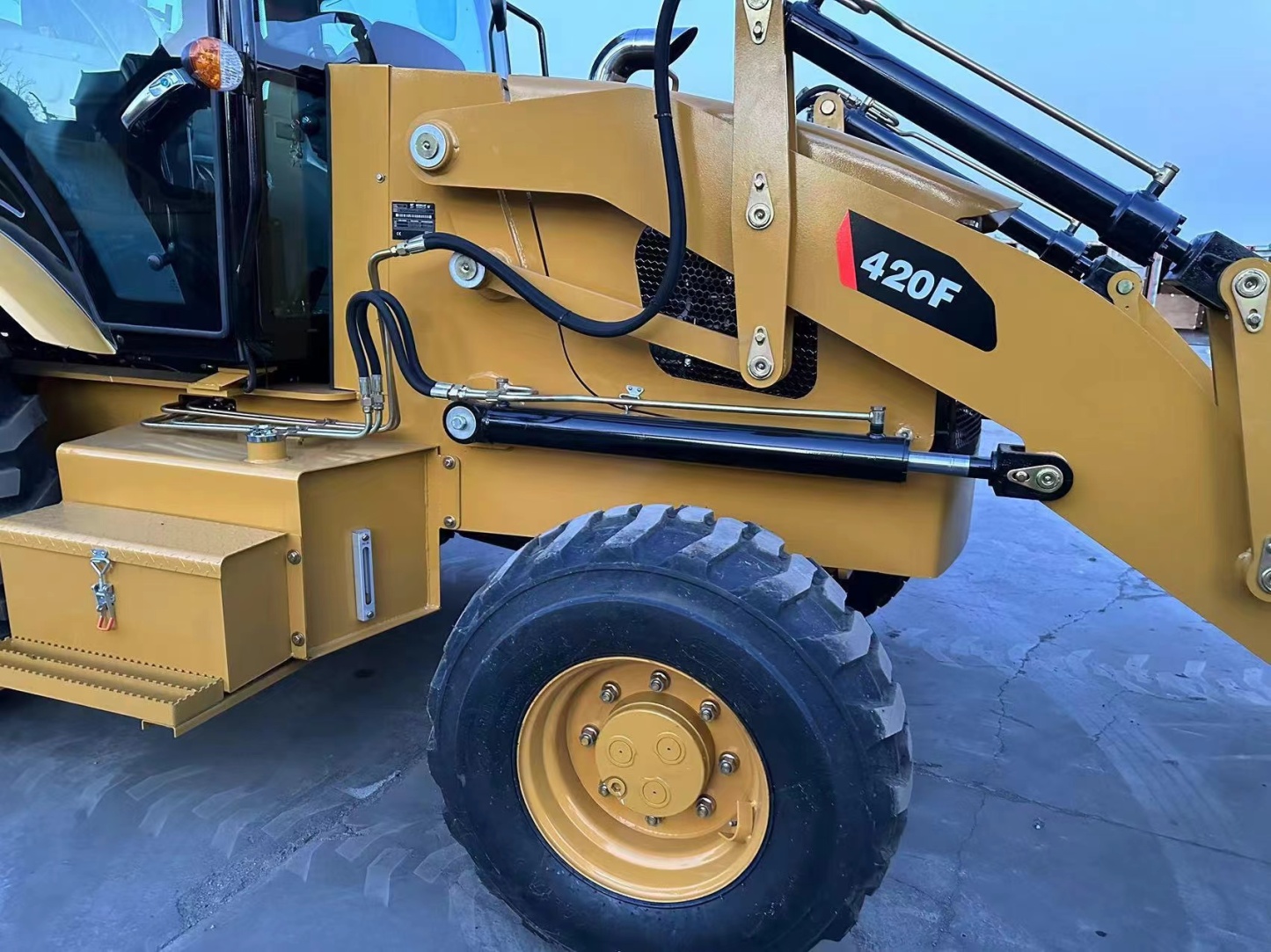 Used Caterpillar CAT420F Work at both ends