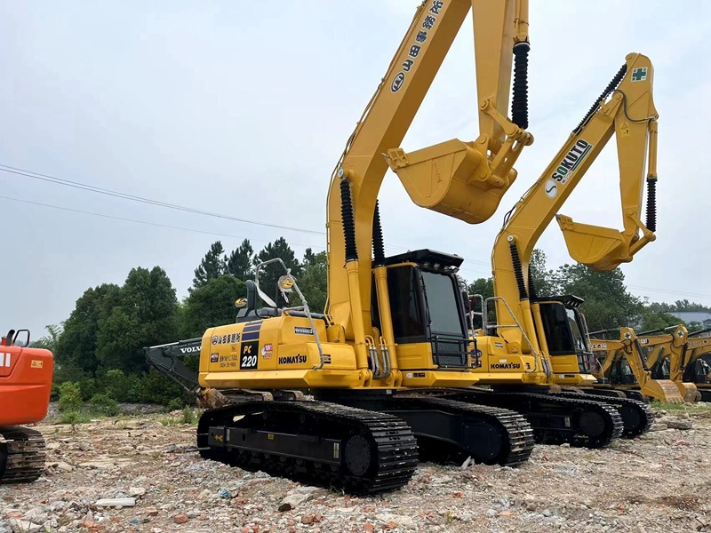 Used Komatsu PC220-8 excavator