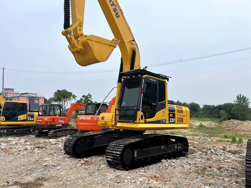 Used Komatsu PC220-8 excavator