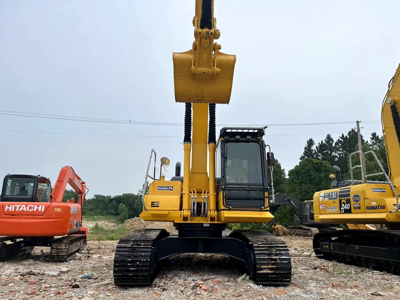 Used Komatsu PC220-8 excavator