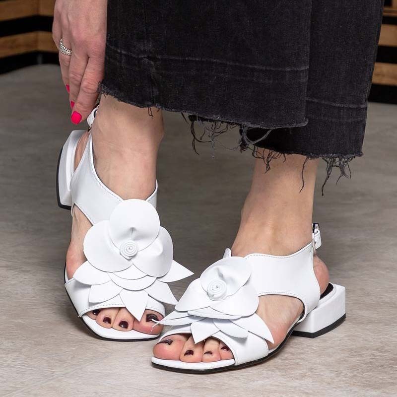 3D Flower Low-Heeled Sandals