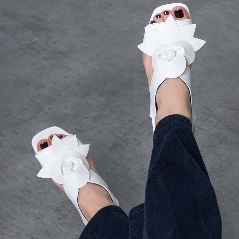 3D Flower Low-Heeled Sandals