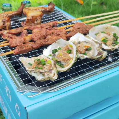 Tragbarer Einweggrill mit integrierter Holzkohle