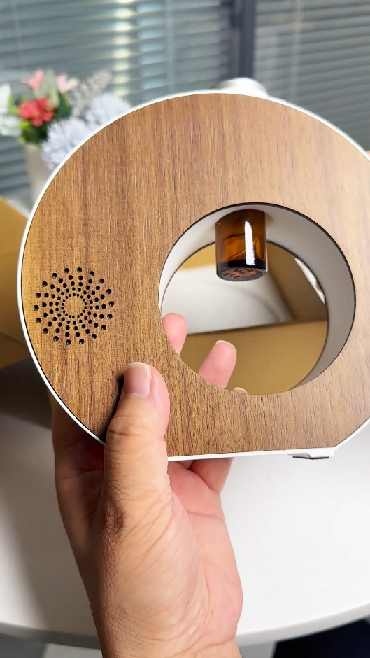 The latest aroma diffuser touch screen control for the night light, which can be connected to Bluetooth to play music （TK Live）
