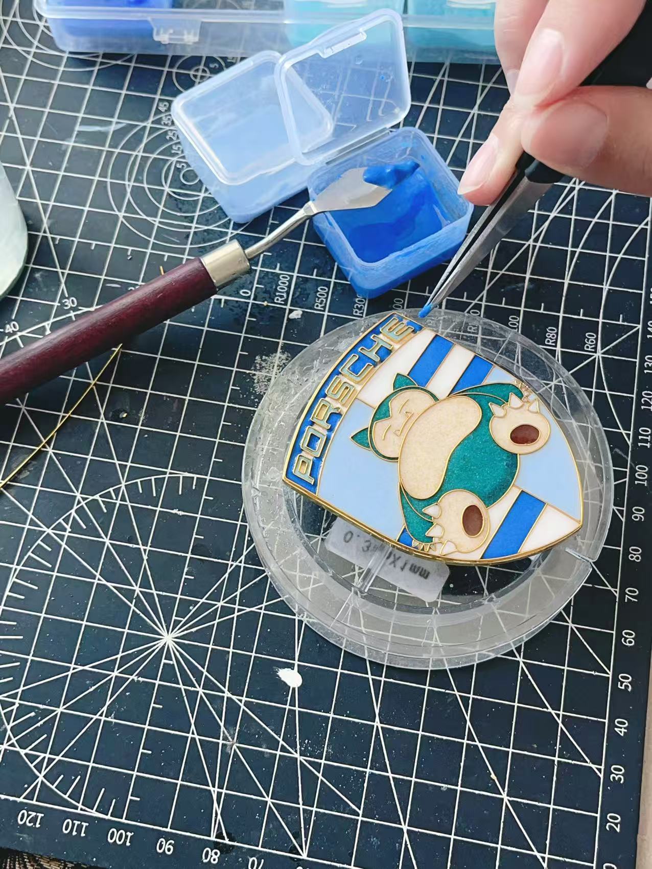 [Heritage Enamel Custom Car Badge - Snorlax | Master Artisan Hand-Painted Emblem